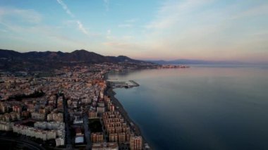 İspanya 'daki Fuengirola limanının ve sahil bulvarının manzarası. Gün batımı zamanı. Yüksek kalite 4k görüntü.