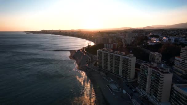 西班牙富恩吉罗拉港和海滩大道的景观 日落时间 高质量的4K镜头 — 图库视频影像