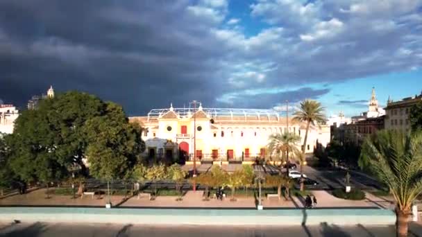 Luchtfoto Van Sevilla Spanje Riverside Traffic Old Historic Buildings Towers — Stockvideo
