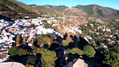 Malaga 'daki Mijas Pueblo beyaz dağ köyü, Endülüs, İspanya - Hava 4k. Malaga, Endülüs, İspanya 'da Mijas Pueblo adlı yüksek kaliteli bir dağ köyü.