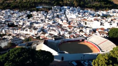 Malaga 'daki Mijas Pueblo beyaz dağ köyü, Endülüs, İspanya - Hava 4k. Malaga, Endülüs, İspanya 'da Mijas Pueblo adlı yüksek kaliteli bir dağ köyü.