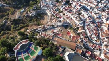 Malaga 'daki Mijas Pueblo beyaz dağ köyü, Endülüs, İspanya - Hava 4k. Malaga, Endülüs, İspanya 'da Mijas Pueblo adlı yüksek kaliteli bir dağ köyü.