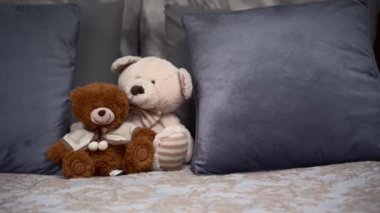 Çift lükslü yatakta iki oyuncak ayı. Uzayı kopyala Yüksek kalite 4k görüntü