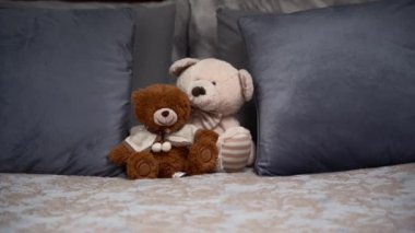 Çift lükslü yatakta iki oyuncak ayı. Uzayı kopyala Yüksek kalite 4k görüntü