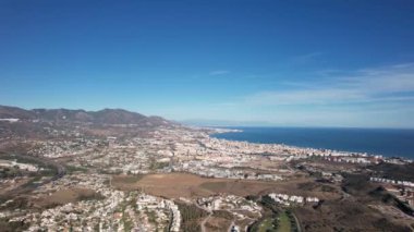 Malaga 'daki Mijas Pueblo beyaz dağ köyü, Endülüs, İspanya - Hava 4k. Malaga, Endülüs, İspanya 'da Mijas Pueblo adlı yüksek kaliteli bir dağ köyü.