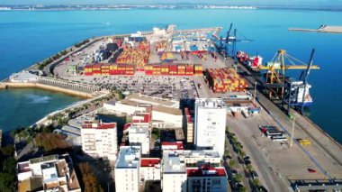 Cadiz Modern Liman Anayasası 1812 Köprüsü Hava Görüntüsü Güneşli Gün İspanya Videosu. Yüksek kalite 4k görüntü