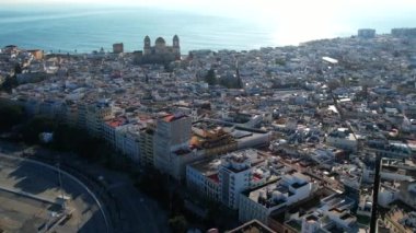 İspanya 'nın Endülüs kentindeki Cadiz şehrinin üzerinde hava üssü. Yüksek kalite 4k görüntü