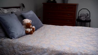 Çift lükslü yatakta iki oyuncak ayı. Uzayı kopyala Yüksek kalite 4k görüntü