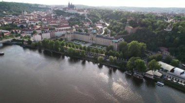 Prag şehri, köprü ve sokaklar, hava manzarası, Vltava nehri.