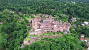 Almanya 'daki Heidelberg kalesinin havadan görünüşü. Yüksek kalite 4k görüntü.