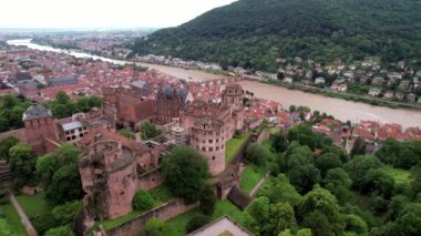 Almanya 'daki Heidelberg kalesinin havadan görünüşü. Yüksek kalite 4k görüntü.