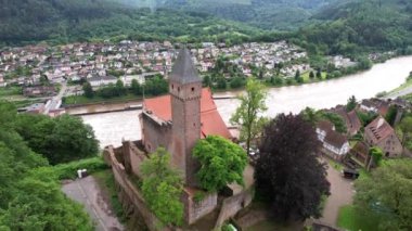 Almanya, Neckar nehrindeki Hirschhorn kalesinde uçuş. Yüksek kalite 4k görüntü