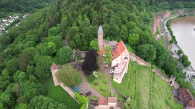 Almanya, Neckar nehrindeki Hirschhorn kalesinde uçuş. Yüksek kalite 4k görüntü