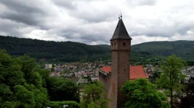 Almanya, Neckar nehrindeki Hirschhorn kalesinde uçuş. Yüksek kalite 4k görüntü