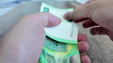 Bir adam 100 avroluk banknotları sayıp teker teker yerleştiriyor. Yüksek kalite 4k görüntü