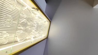 Gri mobilyaları ve altın bir lavabosu olan modern, lüks bir mutfak. Yüksek kalite 4k görüntü