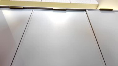 Gri mobilyaları ve altın bir lavabosu olan modern, lüks bir mutfak. Yüksek kalite 4k görüntü
