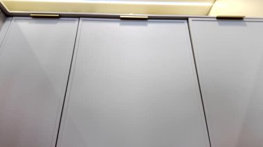 Gri mobilyaları ve altın bir lavabosu olan modern, lüks bir mutfak. Yüksek kalite 4k görüntü