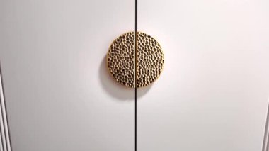 Gri mobilyaları ve altın bir lavabosu olan modern, lüks bir mutfak. Yüksek kalite 4k görüntü