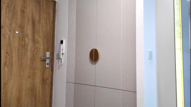 Gri mobilyaları ve altın bir lavabosu olan modern, lüks bir mutfak. Yüksek kalite 4k görüntü