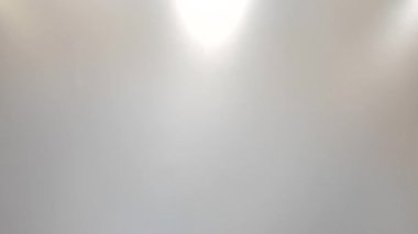 Gri mobilyaları ve altın bir lavabosu olan modern, lüks bir mutfak. Yüksek kalite 4k görüntü