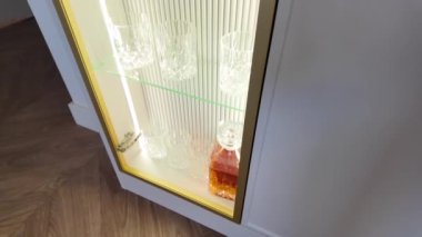 Gri mobilyaları ve altın bir lavabosu olan modern, lüks bir mutfak. Yüksek kalite 4k görüntü