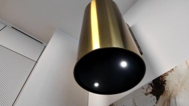 Gri mobilyaları ve altın bir lavabosu olan modern, lüks bir mutfak. Yüksek kalite 4k görüntü