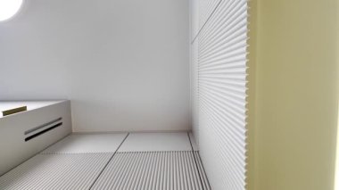 Gri mobilyaları ve altın bir lavabosu olan modern, lüks bir mutfak. Yüksek kalite 4k görüntü