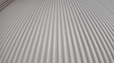 Gri mobilyaları ve altın bir lavabosu olan modern, lüks bir mutfak. Yüksek kalite 4k görüntü