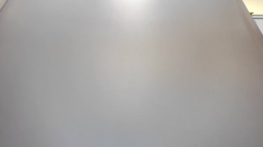 Gri mobilyaları ve altın bir lavabosu olan modern, lüks bir mutfak. Yüksek kalite 4k görüntü