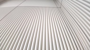 Gri mobilyaları ve altın bir lavabosu olan modern, lüks bir mutfak. Yüksek kalite 4k görüntü