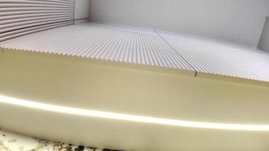 Gri mobilyaları ve altın bir lavabosu olan modern, lüks bir mutfak. Yüksek kalite 4k görüntü