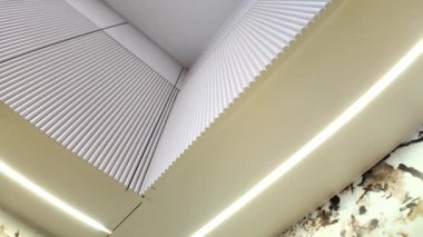 Gri mobilyaları ve altın bir lavabosu olan modern, lüks bir mutfak. Yüksek kalite 4k görüntü