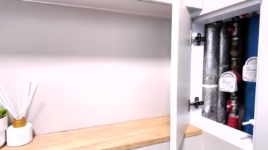 Modern ve minimal banyo ya da tuvalet. Lüks bir iç mekan sunuyor. Yüksek kalite 4k görüntü