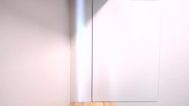 Modern ve minimal banyo ya da tuvalet. Lüks bir iç mekan sunuyor. Yüksek kalite 4k görüntü