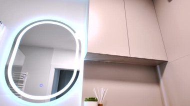 Modern ve minimal banyo ya da tuvalet. Lüks bir iç mekan sunuyor. Yüksek kalite 4k görüntü