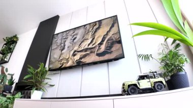 Modern oturma odası. Büyük bir televizyonu, ses hattı ve mobilyası olan, büyük bir televizyon, ses hattı ve mobilyası olan modern oturma odası. Yüksek kalite 4k görüntü