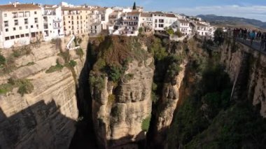 Malaga, Endülüs, İspanya 'daki Ronda Arch Köprüsü ve Cityscape Havacılık. Yüksek kalite 4k görüntü