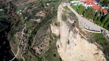 Malaga, Endülüs, İspanya 'daki Ronda Arch Köprüsü ve Cityscape Havacılık. Yüksek kalite 4k görüntü