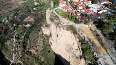 Malaga, Endülüs, İspanya 'daki Ronda Arch Köprüsü ve Cityscape Havacılık. Yüksek kalite 4k görüntü