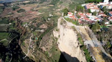 Malaga, Endülüs, İspanya 'daki Ronda Arch Köprüsü ve Cityscape Havacılık. Yüksek kalite 4k görüntü