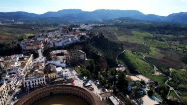 Malaga, Endülüs, İspanya 'daki Ronda Arch Köprüsü ve Cityscape Havacılık. Yüksek kalite 4k görüntü