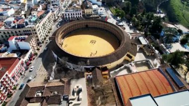 Malaga, Endülüs, İspanya 'daki Ronda Arch Köprüsü ve Cityscape Havacılık. Yüksek kalite 4k görüntü