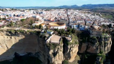 Malaga, Endülüs, İspanya 'daki Ronda Arch Köprüsü ve Cityscape Havacılık. Yüksek kalite 4k görüntü