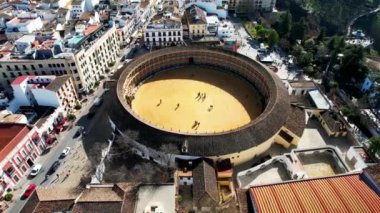 Malaga, Endülüs, İspanya 'daki Ronda Arch Köprüsü ve Cityscape Havacılık. Yüksek kalite 4k görüntü