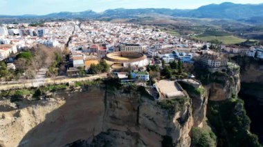 Malaga, Endülüs, İspanya 'daki Ronda Arch Köprüsü ve Cityscape Havacılık. Yüksek kalite 4k görüntü