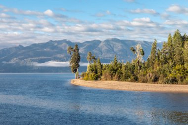 Arnold River outlet ve Hohonu sıradağları ile Brunner Gölü (Moana), Batı Yakası, Güney Adası, Yeni Zelanda