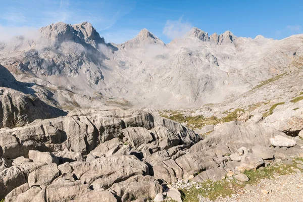 Torre del Llambrin 'in Kuzey İspanya' daki Picos de Europa Ulusal Parkı 'ndaki panoramik manzarası