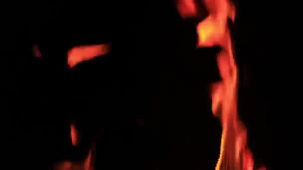 Tüzes Láng Fekete Háttérrel Tűz Sötét Háttérrel Pihenj Kempingben Textúra — Stock videók