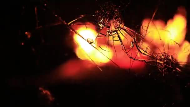 Трещины Стекле Фоне Огня Концепция Чрезвычайная Ситуация Вооруженное Нападение Стихийные — стоковое видео